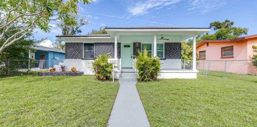 House in Saint Petersburg, Florida 3 bedrooms, 104.79 sq.m. № 2107871
