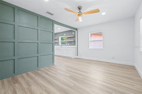 House in Saint Petersburg, Florida 3 bedrooms, 104.79 sq.m. № 2107871 - photo 9