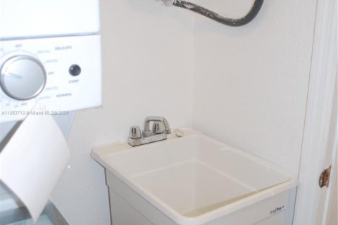 Commercial property in Oakland Park, Florida 157.93 sq.m. № 1891705 - photo 10