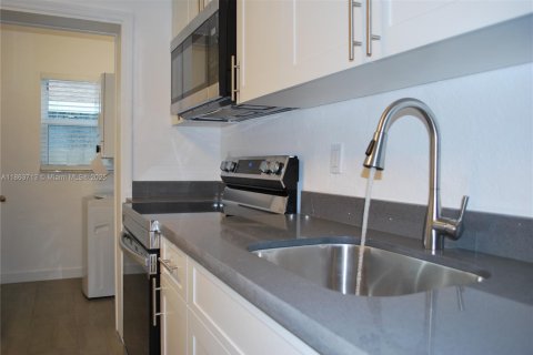 Commercial property in Oakland Park, Florida 157.93 sq.m. № 1891705 - photo 7