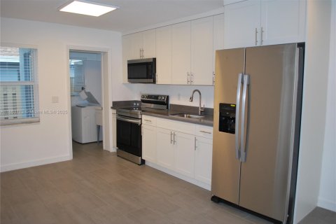 Propiedad comercial en venta en Oakland Park, Florida, 157.93 m2 № 1891705 - foto 1
