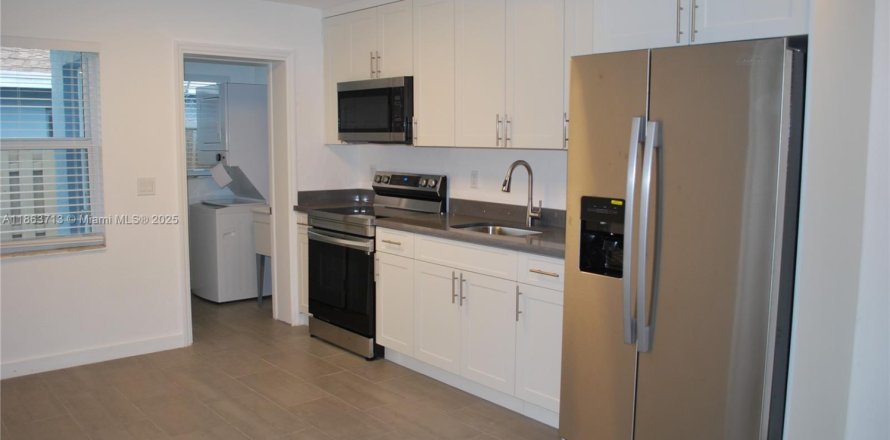 Propiedad comercial en Oakland Park, Florida 157.93 m2 № 1891705