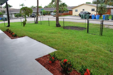 Commercial property in Oakland Park, Florida 157.93 sq.m. № 1891705 - photo 13