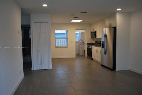 Commercial property in Oakland Park, Florida 157.93 sq.m. № 1891705 - photo 6