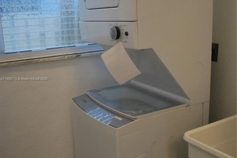 Commercial property in Oakland Park, Florida 157.93 sq.m. № 1891705 - photo 11