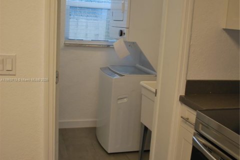 Commercial property in Oakland Park, Florida 157.93 sq.m. № 1891705 - photo 12