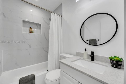 House in Wilton Manors, Florida 3 bedrooms, 152.36 sq.m. № 2053096 - photo 18