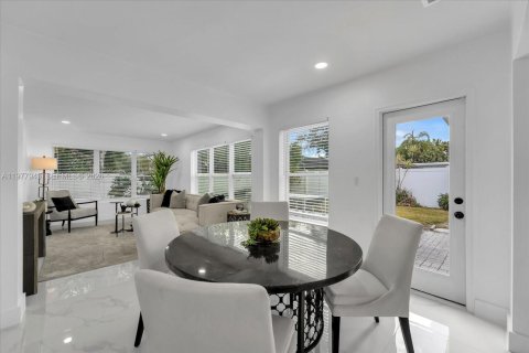 House in Wilton Manors, Florida 3 bedrooms, 152.36 sq.m. № 2053096 - photo 8