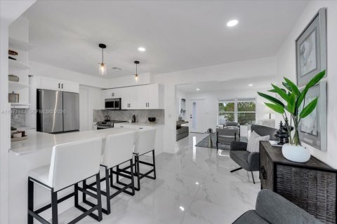 House in Wilton Manors, Florida 3 bedrooms, 152.36 sq.m. № 2053096 - photo 6