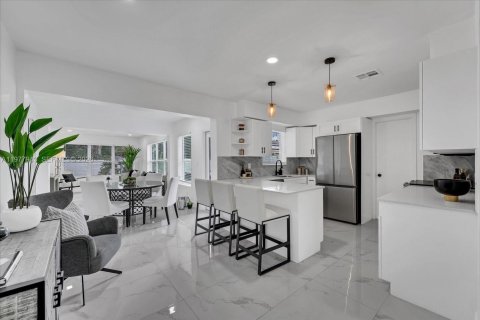 House in Wilton Manors, Florida 3 bedrooms, 152.36 sq.m. № 2053096 - photo 4