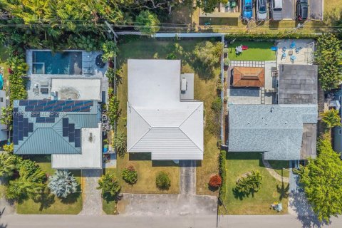 House in Wilton Manors, Florida 3 bedrooms, 152.36 sq.m. № 2053096 - photo 24