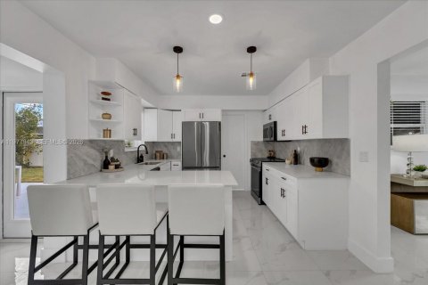 House in Wilton Manors, Florida 3 bedrooms, 152.36 sq.m. № 2053096 - photo 3