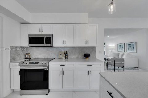 House in Wilton Manors, Florida 3 bedrooms, 152.36 sq.m. № 2053096 - photo 12