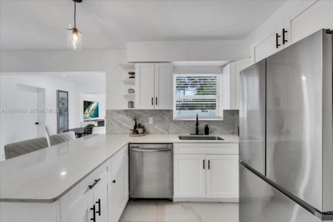 House in Wilton Manors, Florida 3 bedrooms, 152.36 sq.m. № 2053096 - photo 11