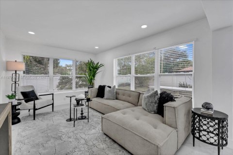 House in Wilton Manors, Florida 3 bedrooms, 152.36 sq.m. № 2053096 - photo 9