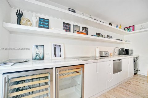 Condo in Miami Beach, Florida, 1 bedroom № 2076649 - photo 2