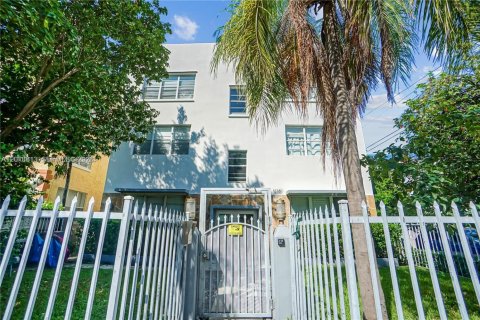 Condo in Miami Beach, Florida, 1 bedroom № 2076649 - photo 12
