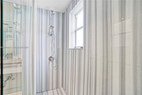 Condo in Miami Beach, Florida, 1 bedroom № 2076649 - photo 6