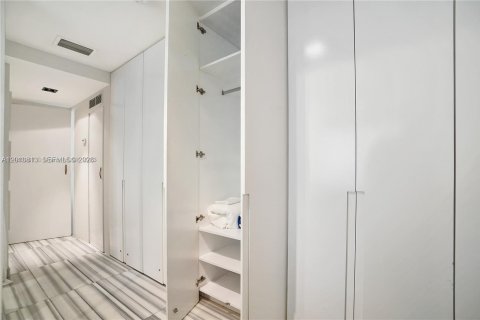 Condo in Miami Beach, Florida, 1 bedroom № 2076649 - photo 9