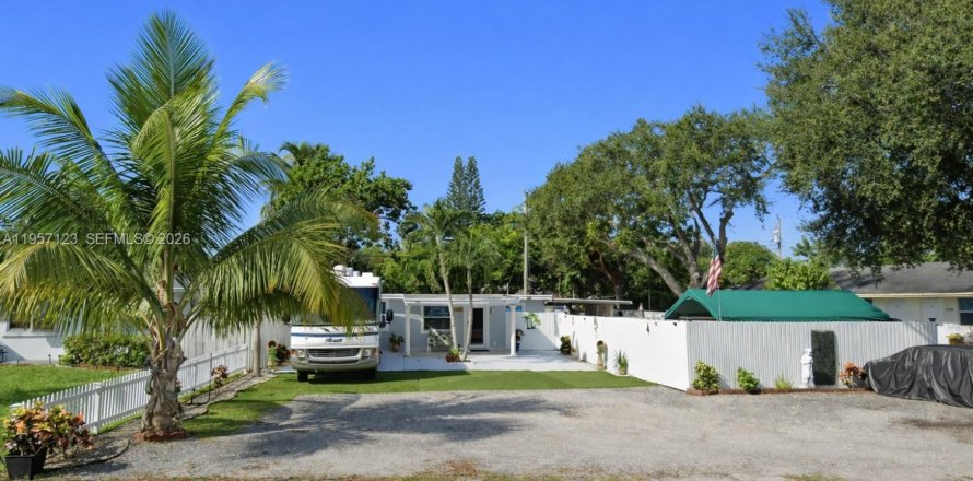 House in Hollywood, Florida 2 bedrooms, 84.17 sq.m. № 2010822