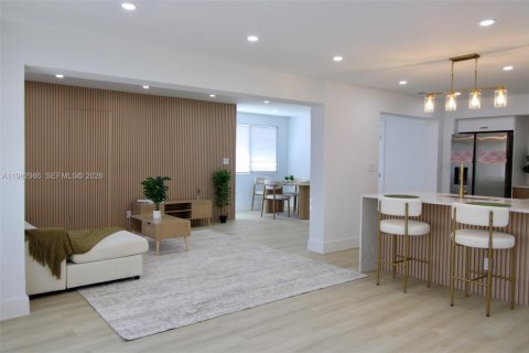 House in Pompano Beach, Florida 3 bedrooms, 132.39 sq.m. № 2049846 - photo 2