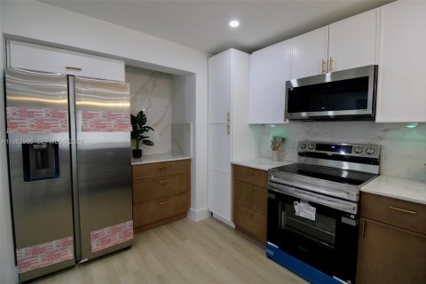 House in Pompano Beach, Florida 3 bedrooms, 132.39 sq.m. № 2049846 - photo 18