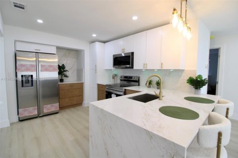 House in Pompano Beach, Florida 3 bedrooms, 132.39 sq.m. № 2049846 - photo 12