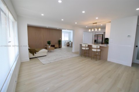 House in Pompano Beach, Florida 3 bedrooms, 132.39 sq.m. № 2049846 - photo 8