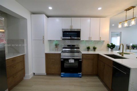 House in Pompano Beach, Florida 3 bedrooms, 132.39 sq.m. № 2049846 - photo 16