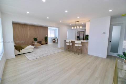 House in Pompano Beach, Florida 3 bedrooms, 132.39 sq.m. № 2049846 - photo 7