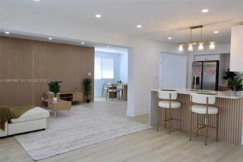 House in Pompano Beach, Florida 3 bedrooms, 132.39 sq.m. № 2049846