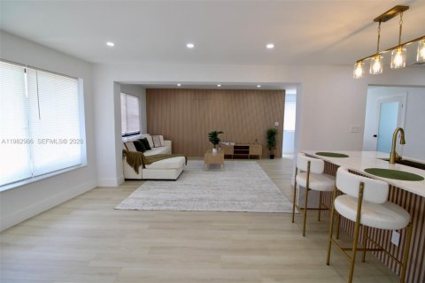 House in Pompano Beach, Florida 3 bedrooms, 132.39 sq.m. № 2049846 - photo 9