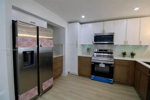 House in Pompano Beach, Florida 3 bedrooms, 132.39 sq.m. № 2049846 - photo 17