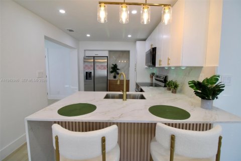 House in Pompano Beach, Florida 3 bedrooms, 132.39 sq.m. № 2049846 - photo 11