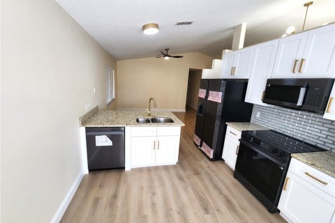 House in Apopka, Florida 4 bedrooms, 142.23 sq.m. № 1612778 - photo 6