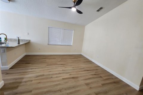House in Apopka, Florida 4 bedrooms, 142.23 sq.m. № 1612778 - photo 3