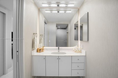 Copropriété à vendre à Bal Harbour, Floride: 3 chambres, 388.8 m2 № 1938377 - photo 9