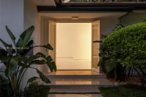 Villa ou maison à vendre à Coral Gables, Floride: 4 chambres, 242.2 m2 № 2083891 - photo 4