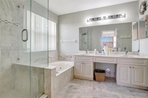 Casa en venta en Pembroke Pines, Florida, 4 dormitorios, 207.92 m2 № 1683833 - foto 5