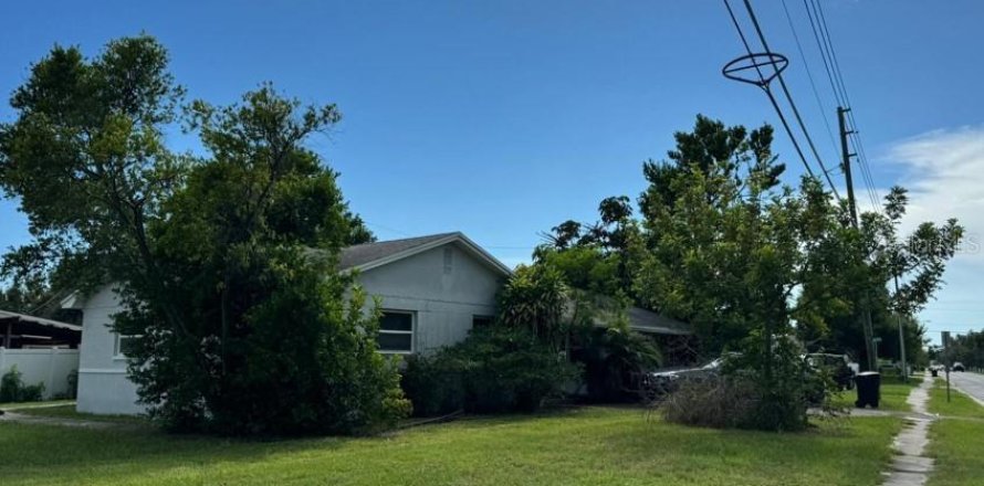 House in Saint Petersburg, Florida 3 bedrooms, 153.94 sq.m. № 1893776