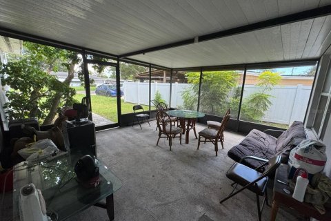 House in Saint Petersburg, Florida 3 bedrooms, 153.94 sq.m. № 1893776 - photo 4