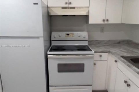 Condo in Miami, Florida, 2 bedrooms  № 2243193 - photo 3