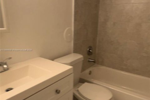Condo in Miami, Florida, 2 bedrooms  № 2243193 - photo 2