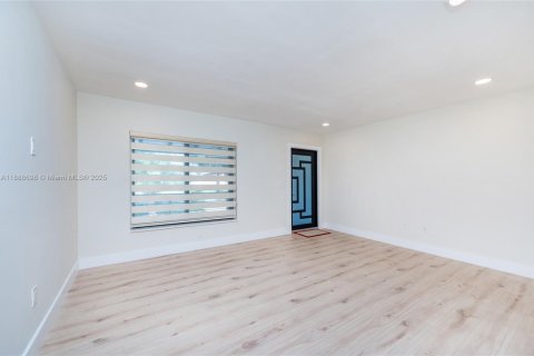 Villa ou maison à vendre à Miami Springs, Floride: 3 chambres, 102.19 m2 № 1939130 - photo 5