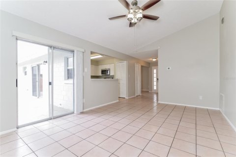 Villa ou maison à louer à Orlando, Floride: 4 chambres, 155.43 m2 № 1849723 - photo 3