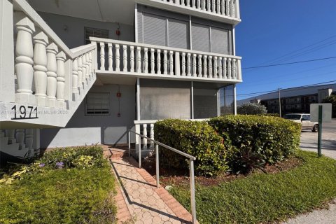 Copropriété à louer à Pompano Beach, Floride: 2 chambres, 89.19 m2 № 1957096 - photo 1