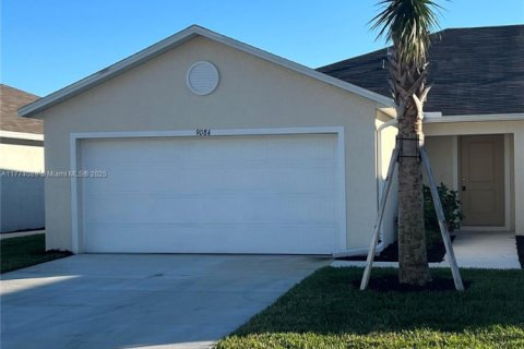House in Lehigh Acres, Florida 2 bedrooms № 1702309 - photo 1