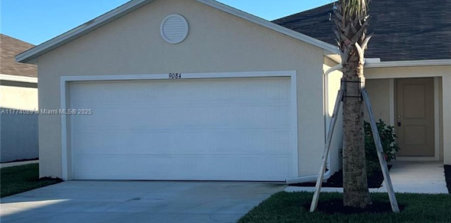House in Lehigh Acres, Florida 2 bedrooms № 1702309