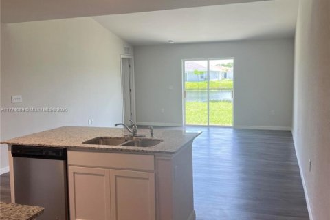 House in Lehigh Acres, Florida 2 bedrooms № 1702309 - photo 5