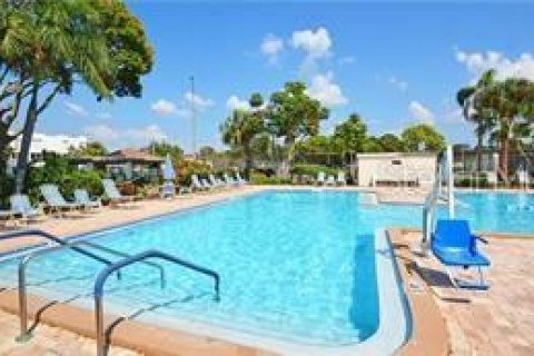 Condo in Saint Petersburg, Florida, 2 bedrooms № 2104466 - photo 27